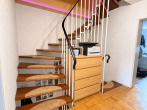 Treppe - SITULI: Raum für Familie, Homeoffice und mehr – Reiheneckhaus mit Garten und Dachstudio