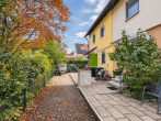 Weg zum Hauseingang - SITULI: Raum für Familie, Homeoffice und mehr – Reiheneckhaus mit Garten und Dachstudio