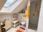 Badezimmer DG - SITULI: Raum für Familie, Homeoffice und mehr – Reiheneckhaus mit Garten und Dachstudio
