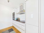 Einbauküche mit Elektrogeräten - SITULI: Exklusives Indoor-Outdoor-Living in Schwabing mit Dachterrasse und Loggia