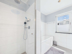 En-Suite-Badezimmer - SITULI: Exklusives Indoor-Outdoor-Living in Schwabing mit Dachterrasse und Loggia