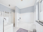 En-Suite-Badezimmer - SITULI: Exklusives Indoor-Outdoor-Living in Schwabing mit Dachterrasse und Loggia
