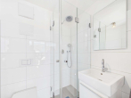 Bad mit Dusche - SITULI: Exklusives Indoor-Outdoor-Living in Schwabing mit Dachterrasse und Loggia