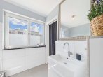 En-Suite-Badezimmer - SITULI: Exklusives Indoor-Outdoor-Living in Schwabing mit Dachterrasse und Loggia