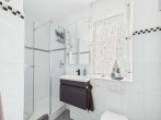 Gäste-WC mit Dusche - SITULI: Hochwertiges Einfamilienhaus mit herrlichem Garten und guter ÖPNV-Anbindung