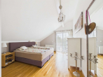 Schlafzimmer 1 mit ... - SITULI: Hochwertiges Einfamilienhaus mit herrlichem Garten und guter ÖPNV-Anbindung