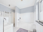 En-Suite-Badezimmer - SITULI: Exklusives Wohnen in Schwabing – 3 Zimmerwohnung mit Dachterrasse und Loggia inklusive