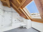 Bad - SITULI: Dachgeschoss-Traum mit 2 Balkonen – 4 Zimmer in Toplage Lohhof