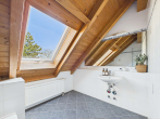 Bad - SITULI: Dachgeschoss-Traum mit 2 Balkonen – 4 Zimmer in Toplage Lohhof