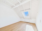 Schlafzimmer 2 - SITULI: Dachgeschoss-Traum mit 2 Balkonen – 4 Zimmer in Toplage Lohhof
