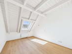 Schlafzimmer 2 - SITULI: Dachgeschoss-Traum mit 2 Balkonen – 4 Zimmer in Toplage Lohhof