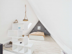 Schlafbereich im Dachstudio - SITULI: Kernsaniertes Einfamilienhaus mit Garten & Dachstudio – Wohnen mit Stil