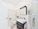 Bad En-Suite - SITULI: Einfamilienhaus mit Galerie und viel Platz in ruhiger Lage nahe dem See