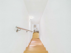 Kellertreppe - SITULI: Einfamilienhaus mit Galerie und viel Platz in ruhiger Lage nahe dem See