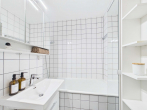 Bad mit Badewanne - SITULI: Ruhig gelegen in Fasanerie – 3 Zimmerwohnung auf zwei Ebenen mit Terrasse