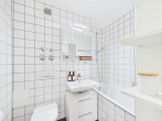 Bad mit Badewanne - SITULI: Ruhig gelegen in Fasanerie – 3 Zimmerwohnung auf zwei Ebenen mit Terrasse