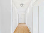 Flur mit Einbauschrank - SITULI: Sonnige, gut geschnittene 3-Zimmerwohnung für kleine Familien – frei und bezugsbereit
