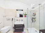 Bad En-Suite im Elternbereich - SITULI: Einfamilienhaus mit Galerie und viel Platz in ruhiger Lage nahe dem See