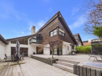 Garten mit Blick aufs Haus - SITULI: Einfamilienhaus mit Galerie und viel Platz in ruhiger Lage nahe dem See