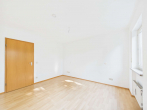 Schlafzimmer 1 - SITULI: Großzügig wohnen am Ortspark – 3 Zimmer mit traumhafter Dachterrasse