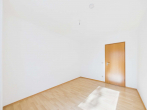 Schlafzimmer 2 - SITULI: Großzügig wohnen am Ortspark – 3 Zimmer mit traumhafter Dachterrasse