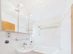 Bad mit Badewanne und Fenster - SITULI: Großzügig wohnen am Ortspark – 3 Zimmer mit traumhafter Dachterrasse