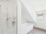 Bad mit Dusche und Wanne - SITULI: Moderne 3,5-Zimmer-Dachgeschosswohnung mit herrlicher Dachterrasse
