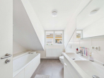 Bad mit Dusche und Wanne - SITULI: Moderne 3,5-Zimmer-Dachgeschosswohnung mit herrlicher Dachterrasse