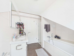Bad mit Dusche und Wanne - SITULI: Moderne 3,5-Zimmer-Dachgeschosswohnung mit herrlicher Dachterrasse