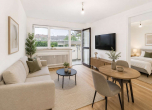 Wohn-Essbereich (Staging) - SITULI: Kompakte 2-Zimmer-Wohnung mit Balkon zum ruhigen Innenhof