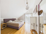 Schlafzimmer 1 mit ... - SITULI: Großzügiges Wohnen mit Garten, Outdoor-Kitchen und Einliegerwohnung