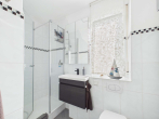 Gäste-WC mit Dusche - SITULI: Großzügiges Wohnen mit Garten, Outdoor-Kitchen und Einliegerwohnung