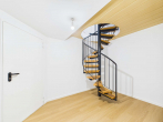 Diele mit Wendeltreppe im Sout - SITULI: Frisch modernisiert und frei – Maisonette mit Terrasse in Untermenzing