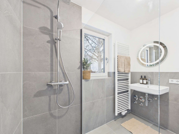 SITULI: Frisch modernisiert und frei – Maisonette mit Terrasse in Untermenzing, 80999 München, Maisonettewohnung