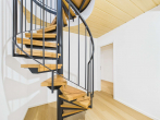 Diele mit Wendeltreppe im Sout - SITULI: Frisch modernisiert und frei – Maisonette mit Terrasse in Untermenzing