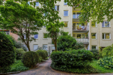 Innenhof - SITULI: Schmuckstück im Herzogpark – 1-Zimmer-Apartment mit Balkon
