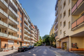 Hausansicht - SITULI: Schmuckstück im Herzogpark – 1-Zimmer-Apartment mit Balkon