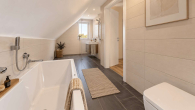 Badezimmer im DG - SITULI: Moderne Doppelhaushälfte mit hochwertiger Ausstattung und Südgarten