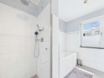 En-Suite-Badezimmer - SITULI: Exklusives Indoor-Outdoor-Living in Schwabing mit Dachterrasse und Loggia
