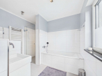 En-Suite-Badezimmer - SITULI: Exklusives Indoor-Outdoor-Living in Schwabing mit Dachterrasse und Loggia