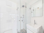 Bad mit Dusche - SITULI: Exklusives Indoor-Outdoor-Living in Schwabing mit Dachterrasse und Loggia